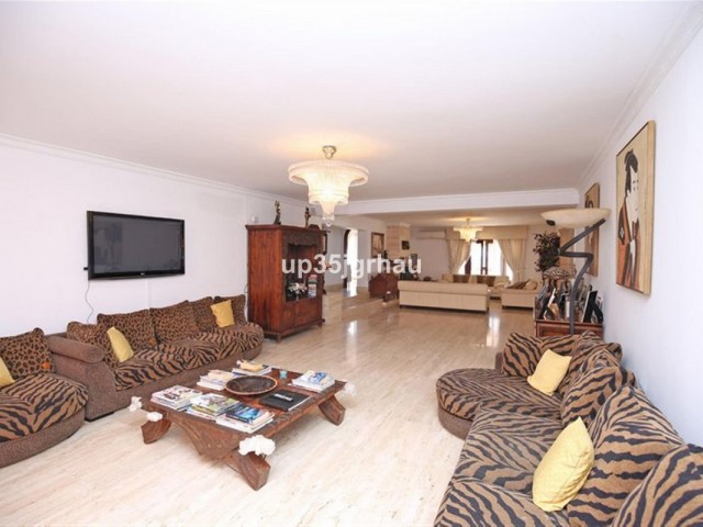 Villa con 8 Dormitorios  en Estepona