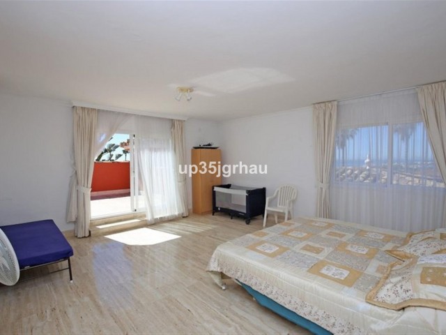Villa con 8 Dormitorios  en Estepona