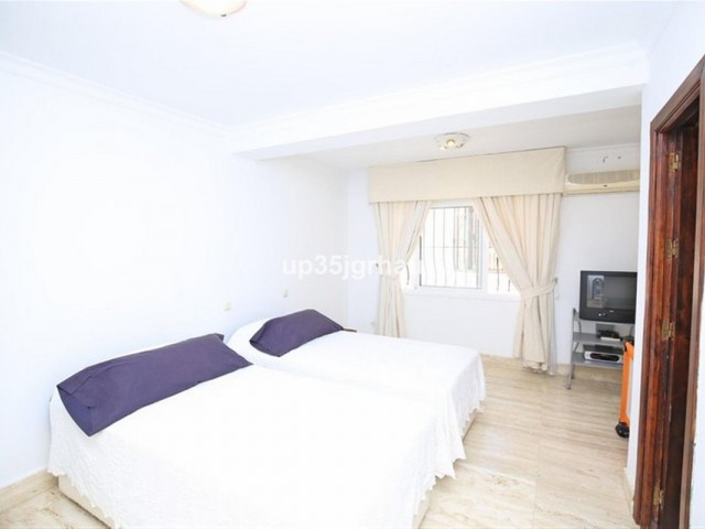 Villa con 8 Dormitorios  en Estepona