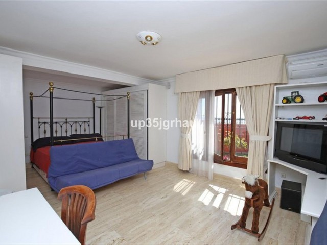 Villa con 8 Dormitorios  en Estepona