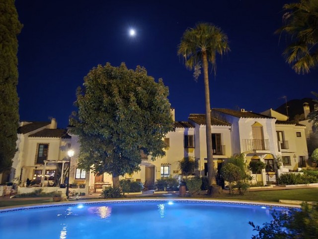 Maison mitoyenne avec 3 Chambres  à Benahavís