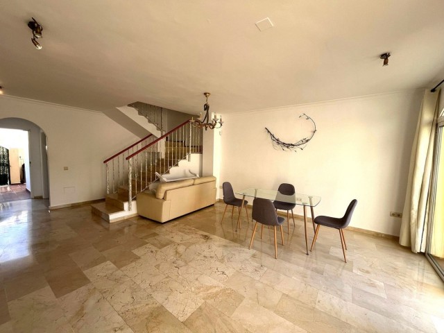 Maison mitoyenne avec 3 Chambres  à Estepona