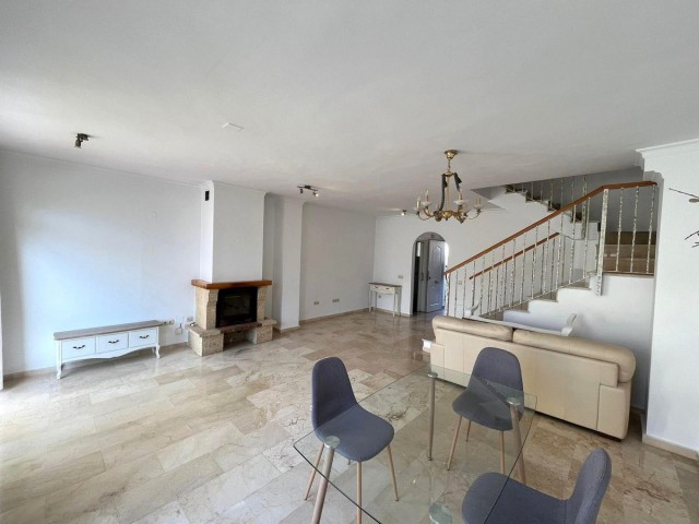 Maison mitoyenne avec 3 Chambres  à Estepona