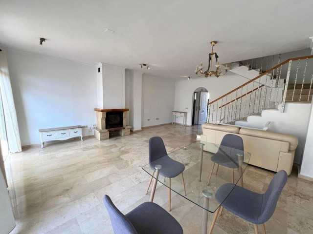 Maison mitoyenne avec 3 Chambres  à Estepona