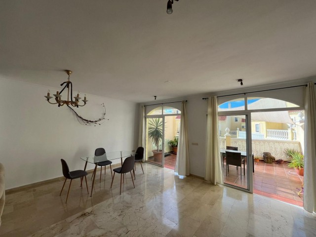 Maison mitoyenne avec 3 Chambres  à Estepona