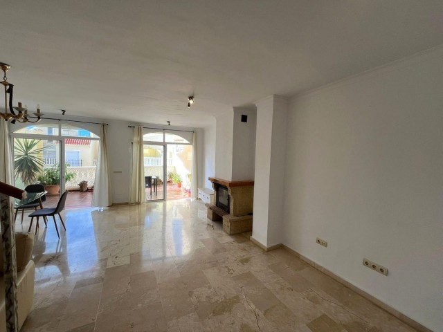 Maison mitoyenne avec 3 Chambres  à Estepona