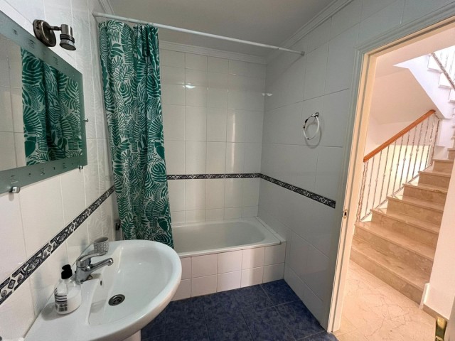 Maison mitoyenne avec 3 Chambres  à Estepona