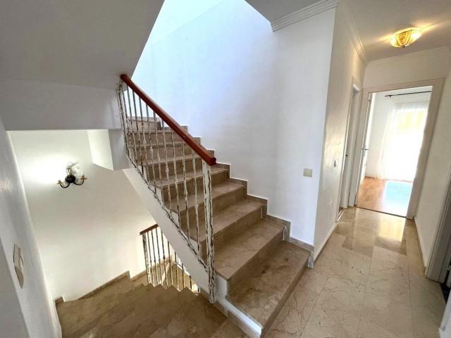 Maison mitoyenne avec 3 Chambres  à Estepona