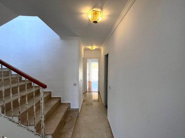 Maison mitoyenne avec 3 Chambres  à Estepona