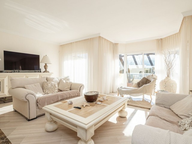 3 Bedrooms Apartment in Elviria