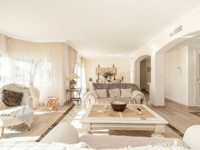 3 Bedrooms Apartment in Elviria