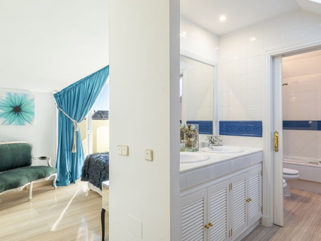 3 Bedrooms Apartment in Elviria