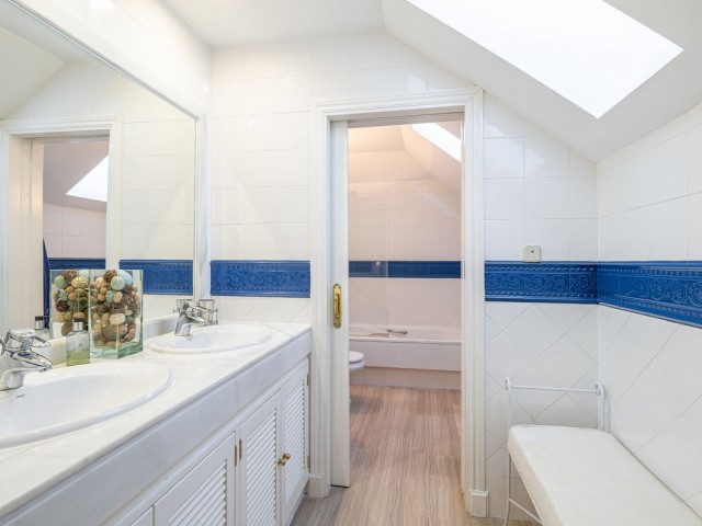 3 Bedrooms Apartment in Elviria