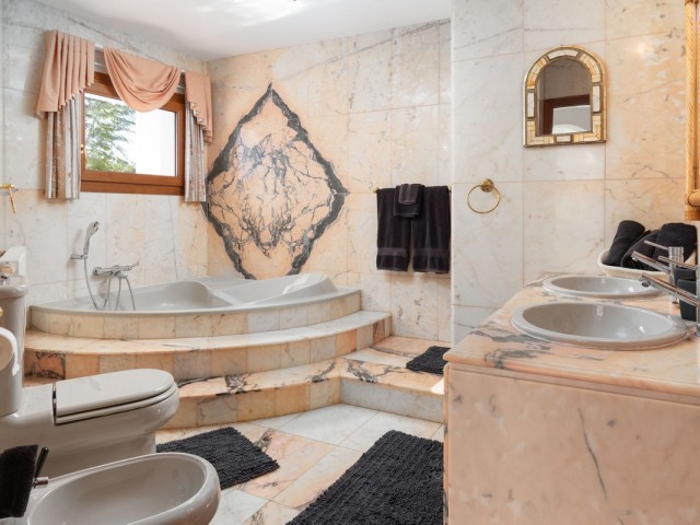 5 Bedrooms Villa in Mijas