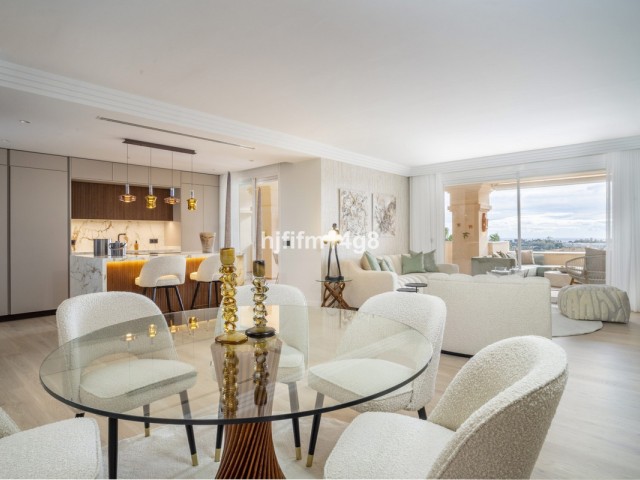 4 Bedrooms Apartment in Nueva Andalucía