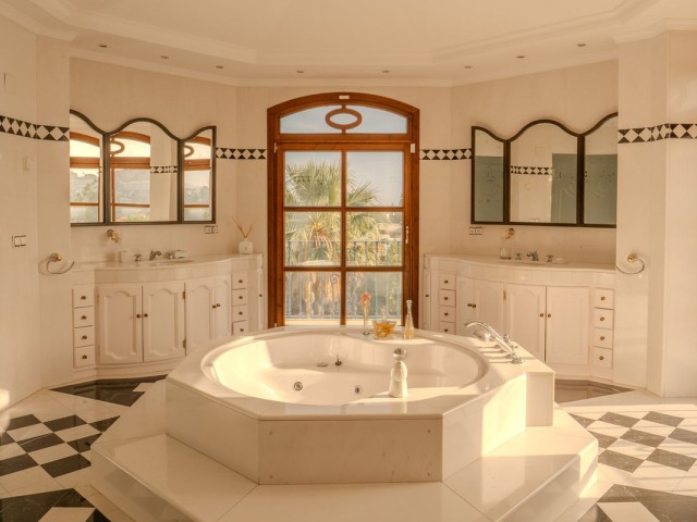 6 Bedrooms Villa in Nueva Andalucía