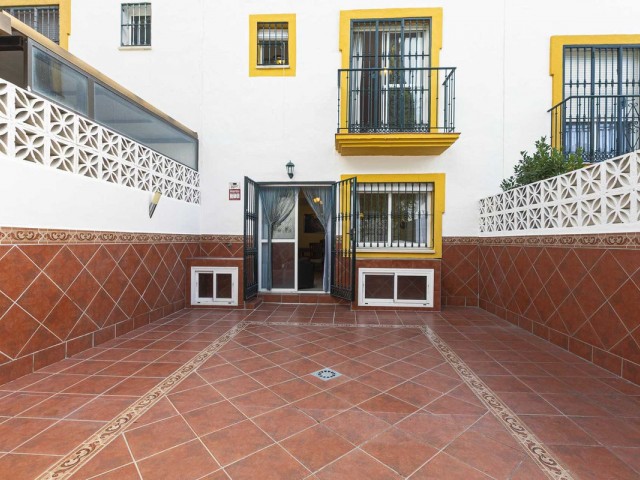 Adosado con 6 Dormitorios  en Marbella