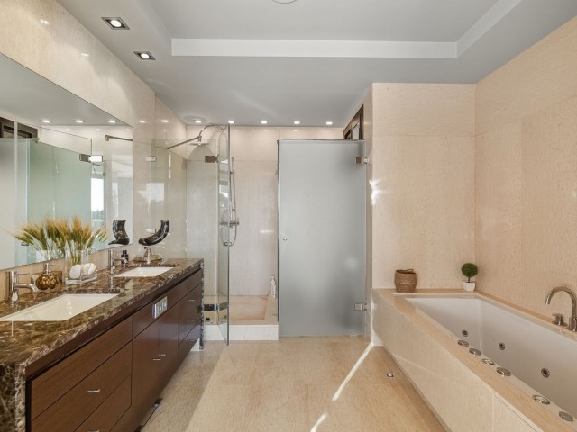 2 Bedrooms Apartment in Nueva Andalucía