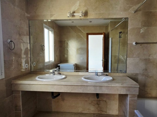 Apartamento con 3 Dormitorios  en Nueva Andalucía