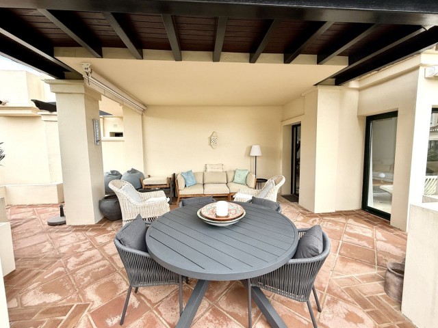 2 Bedrooms Apartment in Benahavís