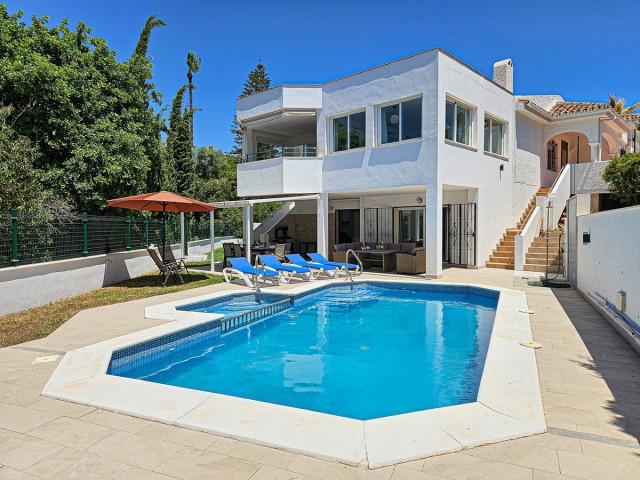 Villa avec 4 Chambres  à Riviera del Sol