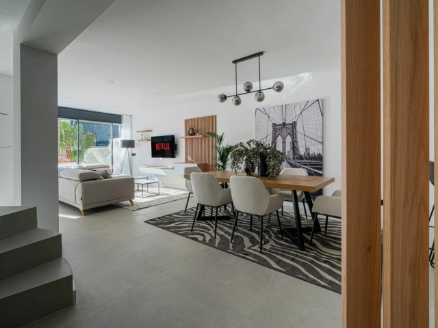 Maison mitoyenne avec 3 Chambres  à Nueva Andalucía