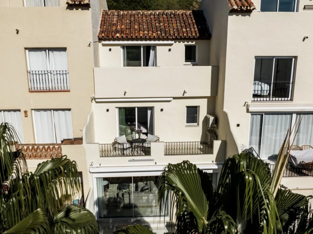 Maison mitoyenne avec 3 Chambres  à Nueva Andalucía