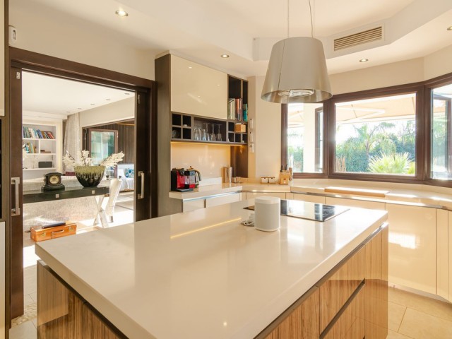 5 Bedrooms Villa in Nueva Andalucía