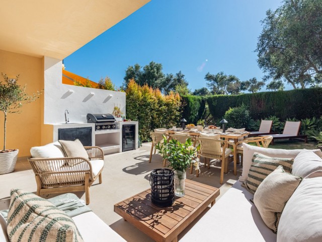 Maison mitoyenne avec 4 Chambres  à Nueva Andalucía