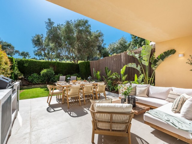 Maison mitoyenne avec 4 Chambres  à Nueva Andalucía