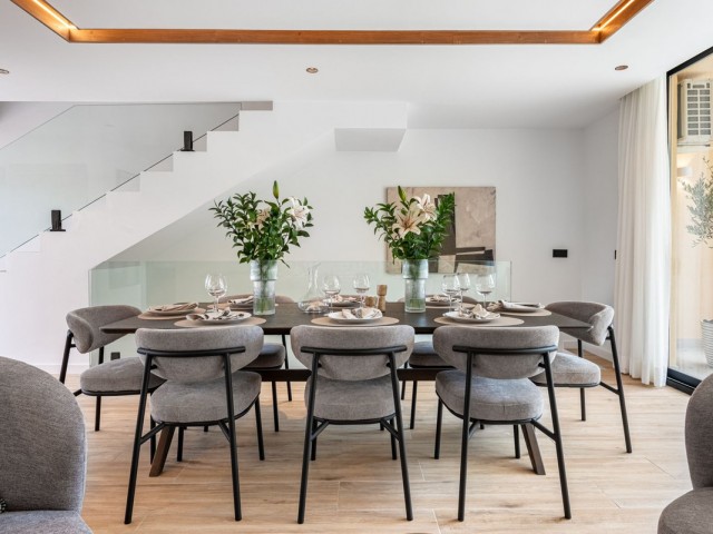 Maison mitoyenne avec 4 Chambres  à Nueva Andalucía