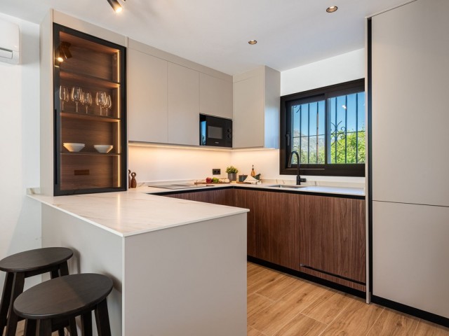 Maison mitoyenne avec 4 Chambres  à Nueva Andalucía