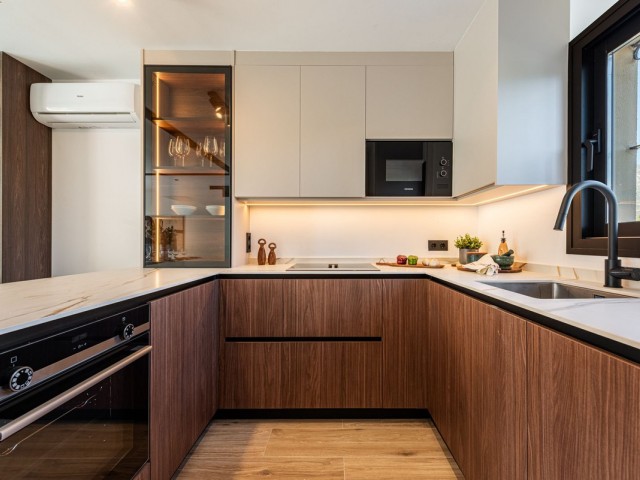 Maison mitoyenne avec 4 Chambres  à Nueva Andalucía