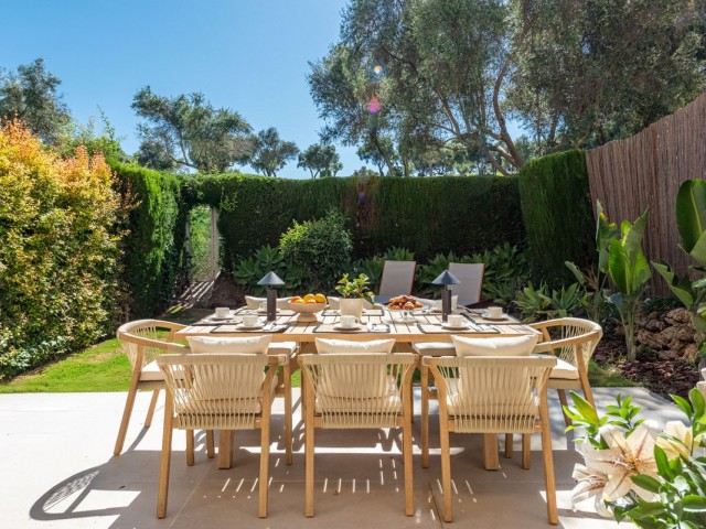 Maison mitoyenne avec 4 Chambres  à Nueva Andalucía