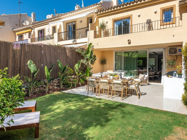 Maison mitoyenne avec 4 Chambres  à Nueva Andalucía