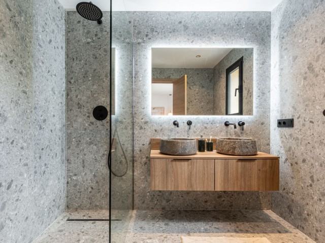 Maison mitoyenne avec 4 Chambres  à Nueva Andalucía