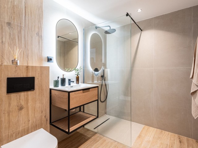 Maison mitoyenne avec 4 Chambres  à Nueva Andalucía