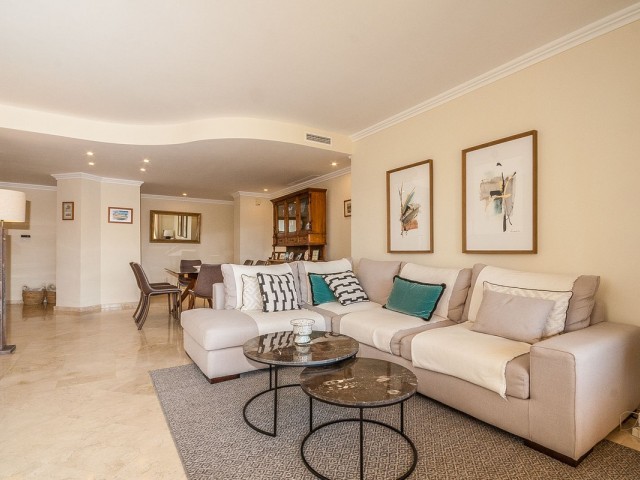 3 Bedrooms Apartment in Elviria