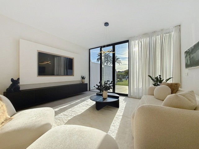 Adosado con 4 Dormitorios  en Nueva Andalucía