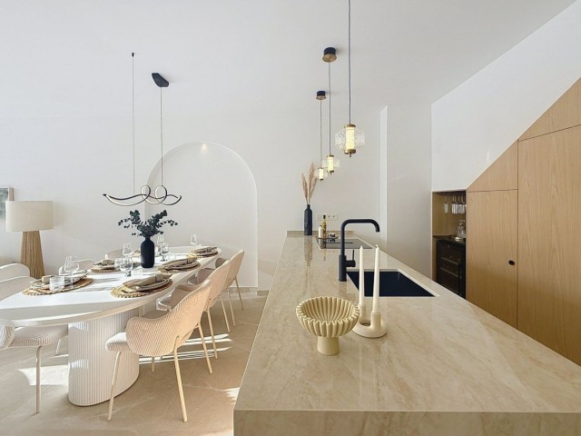 Adosado con 4 Dormitorios  en Nueva Andalucía