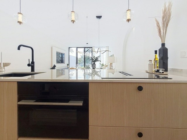 Adosado con 4 Dormitorios  en Nueva Andalucía