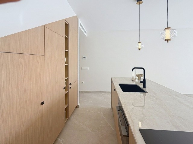 Adosado con 4 Dormitorios  en Nueva Andalucía