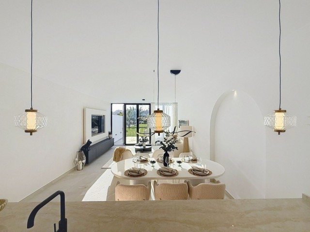 Adosado con 4 Dormitorios  en Nueva Andalucía