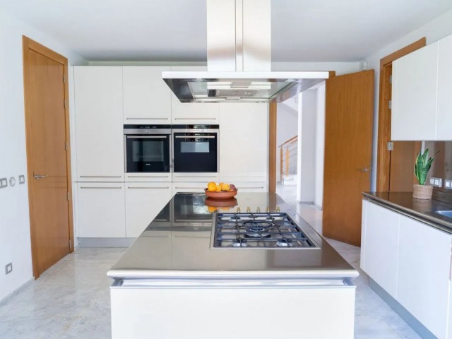 5 Bedrooms Villa in Sotogrande Alto