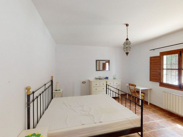 Villa con 5 Dormitorios  en Sedella