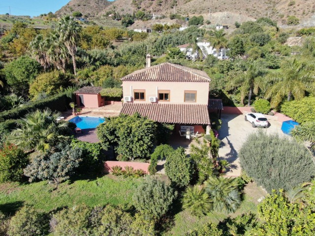 4 Bedrooms Villa in Estepona