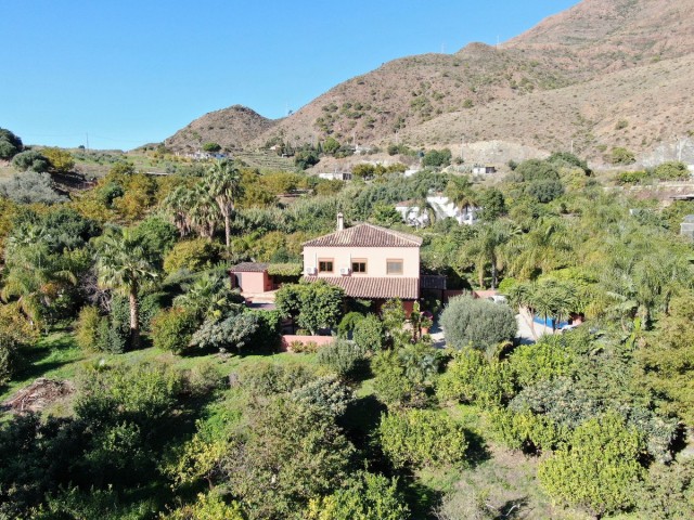 4 Bedrooms Villa in Estepona