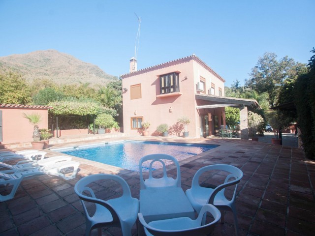 4 Bedrooms Villa in Estepona