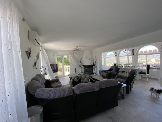 Villa con 4 Dormitorios  en Cerros del Aguila