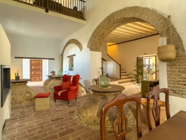 Villa, Montes de Málaga